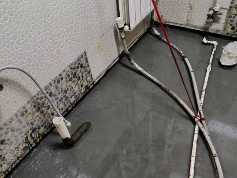 衛生間閉水試驗：防水施工驗收，需要進行兩次閉水試驗。但是沒有規定兩次閉水試驗都是在什么時候做，所以不同地區、不同裝修公司，做兩次試驗的時間也不同。常見兩種做法： 1.第一次防水試驗在防水層施工完成，保護層施工之前進行，這種做法可以及早找出防水層施工的錯誤，并及時進行改正。 第二次防水試驗在保護層施工完成后進行，這一次試驗也是業主、物業對防水工程的驗收。 2.第一次防水試驗在防水完全施工后（保護層也施工完成），驗收也是在此時進行。 第二次防水試驗在地面、潔具施工完成后（入住前）。這樣做的好處，是可以檢查在地面施工時，是否對防水層造成了破壞。 無論使用哪種做法，在發現防水施工錯誤之后，應立刻進行維修。且維修后應該重新做兩次閉水試驗。