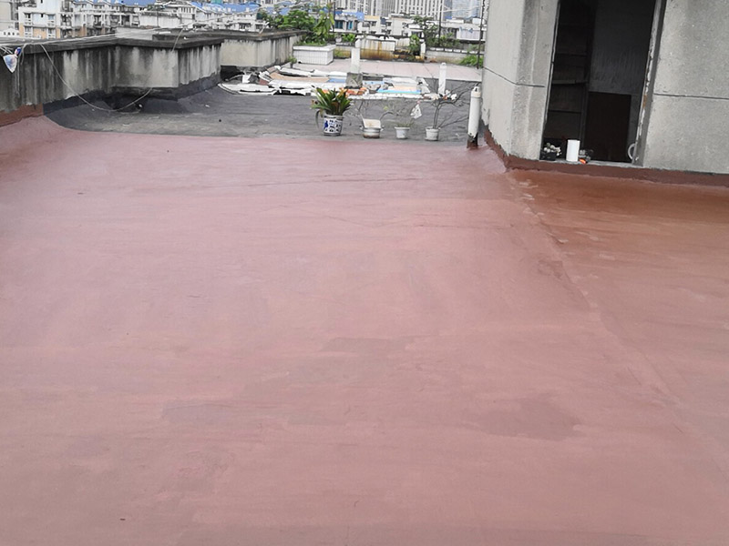 樓頂屋面防水涂刷：1．在干燥表基面上施工防水涂料前應先濕潤基du面至無明水為準，若基面潮濕但無明水可直接施工。2．按配比先將防水漿料乳液倒入拌料桶中，然后再將粉料倒入，充分攪拌至均勻、無料粒糊狀，靜置十分鐘后再攪拌一下，效果更佳。3．用毛刷或滾刷直接將膠漿涂刷在基面上，待第一層完全干透后（約2小時或手擦不粘為準），再涂刷第二遍，兩遍的涂刷方向應交錯。