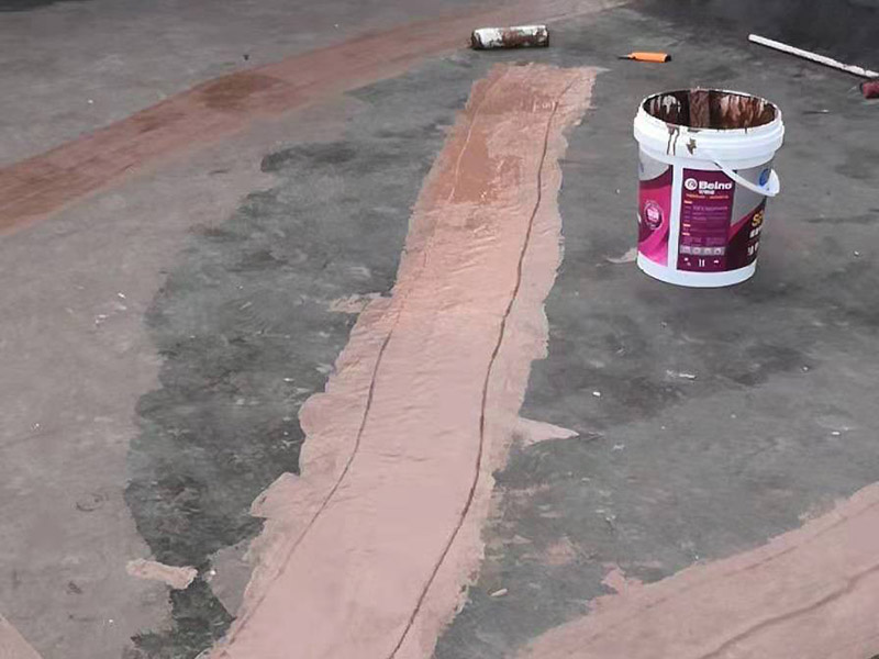 樓頂屋面防水涂刷：1．在干燥表基面上施工防水涂料前應先濕潤基du面至無明水為準，若基面潮濕但無明水可直接施工。2．按配比先將防水漿料乳液倒入拌料桶中，然后再將粉料倒入，充分攪拌至均勻、無料粒糊狀，靜置十分鐘后再攪拌一下，效果更佳。3．用毛刷或滾刷直接將膠漿涂刷在基面上，待第一層完全干透后（約2小時或手擦不粘為準），再涂刷第二遍，兩遍的涂刷方向應交錯。