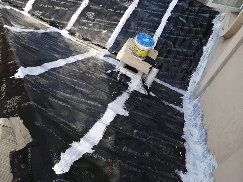 屋頂瓦房鋪防水卷材：1.可以在房子上面鋪上防雨布。2.最好是在瓦下面刷上防雨的材料，之后再鋪瓦。3.可以做防水吊頂。4.傳統的防水補漏。