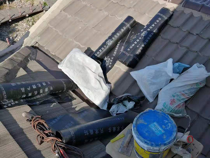 屋頂瓦房鋪防水卷材：1.可以在房子上面鋪上防雨布。2.最好是在瓦下面刷上防雨的材料，之后再鋪瓦。3.可以做防水吊頂。4.傳統的防水補漏。