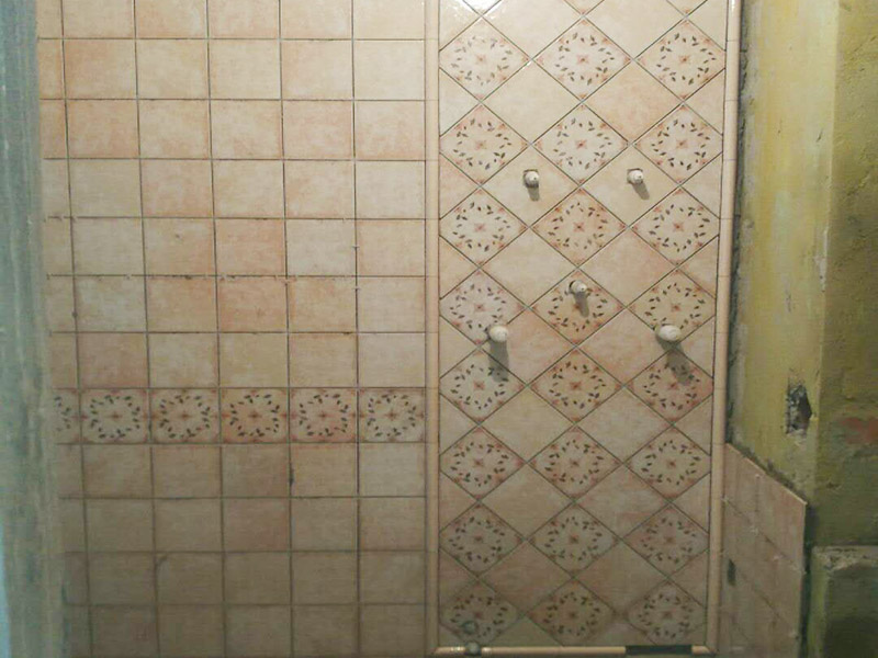 衛(wèi)生間花磚鋪貼：將水泥與少量建筑膠混合拌勻，做成粘貼劑。把粘貼劑用鏟刀鏟到地面刮平后將瓷磚鋪上，再用鏟刀壓實(shí)，這樣自上而下或自左而右的一排排粘貼即可。全部鋪完后，用白水泥漿美縫，把瓷磚間的間隙填實(shí)，這樣就完成了