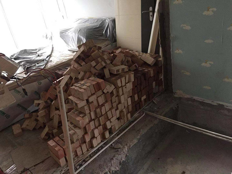 房屋砌墻施工：1、選磚：砌磚前應選擇棱角整齊、無彎曲裂紋、顏色均勻、規格基本一致的磚。 2、盤角：砌筑磚砌體前應先進行盤角，每次盤角高度應以3-5層磚為宜，盤角要及時、準確地用吊線及靠尺檢查。若有偏差應隨時修整。盤角應嚴格對照底盤線、皮數桿的豎向標高，水平灰縫要均勻一致。盤角應堅持及時檢查和修整，保持新盤角的平整和垂直必須完全符合驗評標準規定的允許偏差值，方可掛線砌磚。 3、掛線：砌筑一磚半及其以上厚墻體時，應及時雙面掛線進行砌筑。砌一磚厚清水墻與混水墻體的時候。應掛外手線進行砌筑。 4、構造柱馬牙搓設置：砌體留置馬牙搓要求先退后進，應于每層往腳開始先退五皮磚、后挑出五皮磚做馬牙搓，搓寬為60mm，搓高為300mm，以保證柱腳為大斷面。 5、砌磚：磚砌體的砌筑，應上下錯縫，內外搭砌。砌筑時上口拉線采用一鏟灰、一塊磚、一擠揉的“三、一”砌磚法進行作業。砌筑時，首先應將灰打勻打平，磚要放平，壘砌時一定要跟線，左、右相鄰要對平。