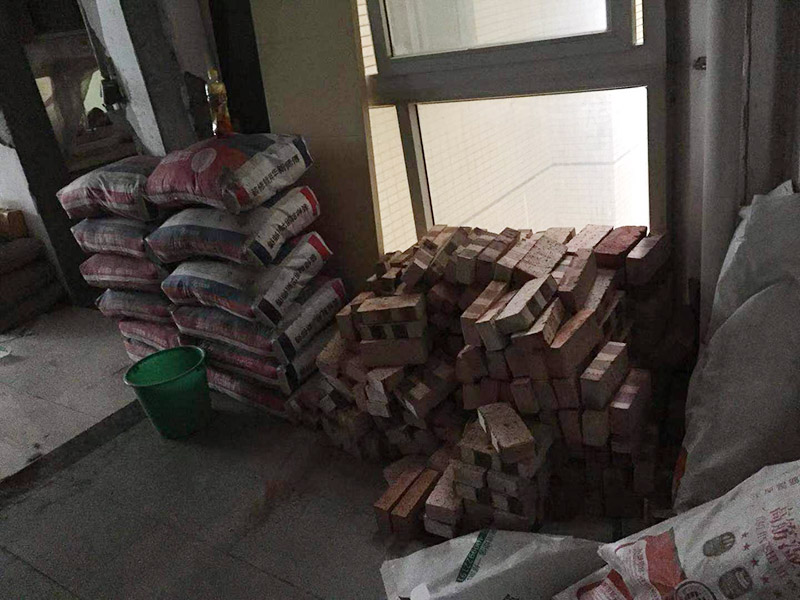 房屋砌墻施工：1、選磚：砌磚前應選擇棱角整齊、無彎曲裂紋、顏色均勻、規格基本一致的磚。 2、盤角：砌筑磚砌體前應先進行盤角，每次盤角高度應以3-5層磚為宜，盤角要及時、準確地用吊線及靠尺檢查。若有偏差應隨時修整。盤角應嚴格對照底盤線、皮數桿的豎向標高，水平灰縫要均勻一致。盤角應堅持及時檢查和修整，保持新盤角的平整和垂直必須完全符合驗評標準規定的允許偏差值，方可掛線砌磚。 3、掛線：砌筑一磚半及其以上厚墻體時，應及時雙面掛線進行砌筑。砌一磚厚清水墻與混水墻體的時候。應掛外手線進行砌筑。 4、構造柱馬牙搓設置：砌體留置馬牙搓要求先退后進，應于每層往腳開始先退五皮磚、后挑出五皮磚做馬牙搓，搓寬為60mm，搓高為300mm，以保證柱腳為大斷面。 5、砌磚：磚砌體的砌筑，應上下錯縫，內外搭砌。砌筑時上口拉線采用一鏟灰、一塊磚、一擠揉的“三、一”砌磚法進行作業。砌筑時，首先應將灰打勻打平，磚要放平，壘砌時一定要跟線，左、右相鄰要對平。