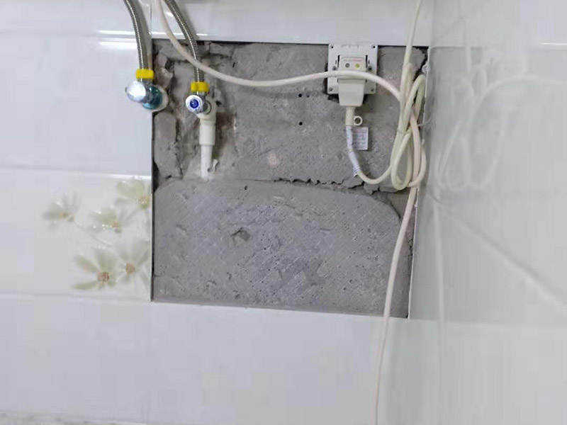 墻面瓷磚修補(bǔ)：1、若砂漿bai未松動(dòng)，僅是瓷磚脫落，du可將瓷磚背面和四周粘附的砂漿刮凈zhi后，在107膠中摻入少許水泥成糊狀，在dao瓷磚背面均勻地涂上薄薄的一層，稍后壓緊瓷磚即可粘牢。 2、若砂漿連同瓷磚一同掉落，先在原基礎(chǔ)面上輕輕鑿些毛坑后，用拌有107膠的砂漿重新鑲貼，或用水泥、E－44環(huán)氧樹脂、丙酮、乙二胺(化工商店有售)按5：3：2：1的比例拌勻后，用毛刷在基礎(chǔ)面上刷一層，然后將脫落的瓷磚壓上去，直至砂漿硬化。