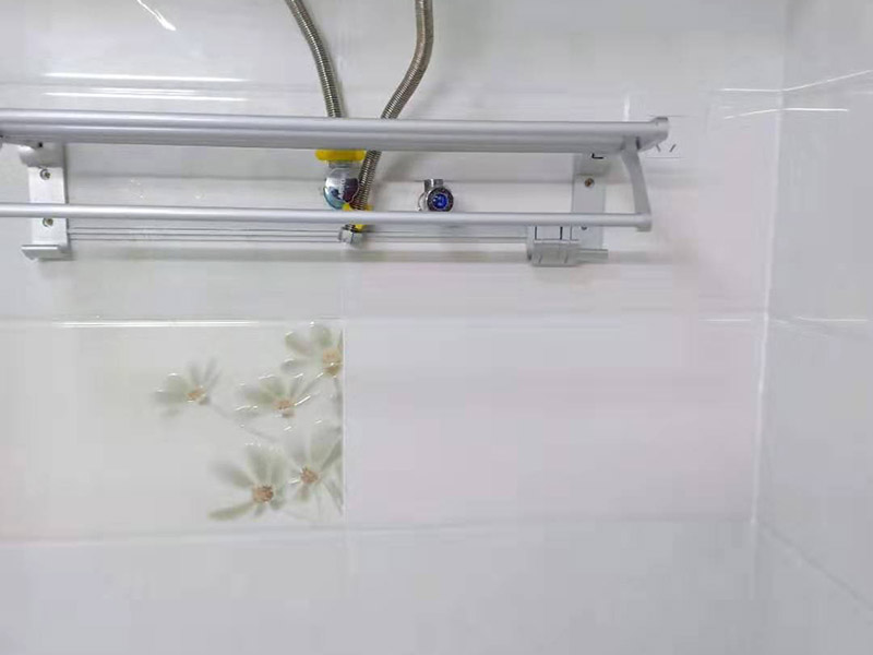 墻面瓷磚修補(bǔ)：1、若砂漿bai未松動(dòng)，僅是瓷磚脫落，du可將瓷磚背面和四周粘附的砂漿刮凈zhi后，在107膠中摻入少許水泥成糊狀，在dao瓷磚背面均勻地涂上薄薄的一層，稍后壓緊瓷磚即可粘牢。 2、若砂漿連同瓷磚一同掉落，先在原基礎(chǔ)面上輕輕鑿些毛坑后，用拌有107膠的砂漿重新鑲貼，或用水泥、E－44環(huán)氧樹脂、丙酮、乙二胺(化工商店有售)按5：3：2：1的比例拌勻后，用毛刷在基礎(chǔ)面上刷一層，然后將脫落的瓷磚壓上去，直至砂漿硬化。