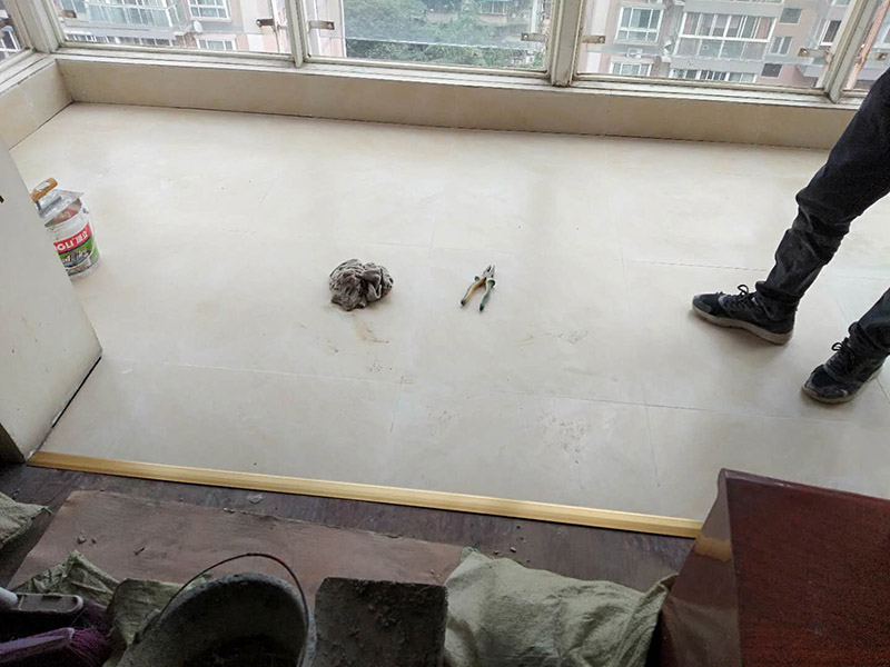 客廳瓷磚安裝： 1:瓷磚黏著劑這也叫干貼法,是一種新式的鋪裝輔料。和以往砂漿水泥濕貼不一樣的是,瓷磚不需預(yù)先浸水,基面不需打濕,只需地上平坦,其它條件較好就行。這種貼法瓷磚黏著度較高,比傳統(tǒng)的砂漿水泥作用要好,比照格外適用作業(yè)面小、環(huán)境較好的中小戶型家庭裝飾。 2:多彩填縫劑這個不是通常五顏六色水泥,通常用于留縫鋪裝的地上或墻面。其特色是顏色的固著力強、耐壓耐磨、不堿化、不縮短、不粉化。它的呈現(xiàn)改變了瓷磚縫隙水掉落黏著不牢的缺點,并且使縫隙的顏色和瓷磚般配顯得共同協(xié)調(diào),相輔相成。