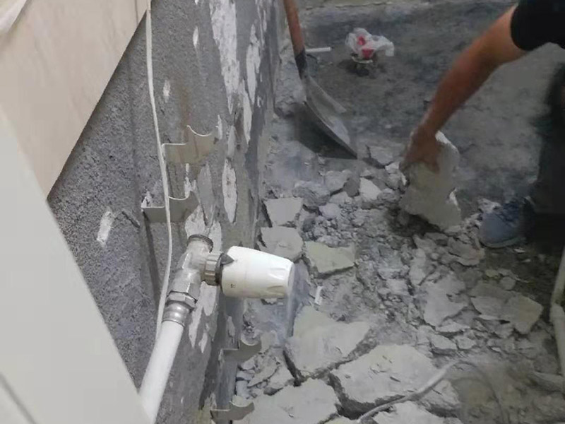 墻磚拆除建渣清運：建筑垃圾最終處置以回填為主。除少數幾個城市外，大部分城市沒有專門的建筑垃圾填埋場。絕大部分建筑垃圾未經任何處理，直接運往郊外或鄉村，采用露天堆放或填埋的方式進行處理，這種簡易堆填耗用大量的土地資源，有極大的安全風險。此外，建筑垃圾運輸、堆放過程中產生的空氣粉塵、污水污染等問題又造成了較嚴重的環境污染。對建筑垃圾進行技術處理可產生新的材料，但國內建筑垃圾資源化利用的案例較少、資源化利用方法不多。