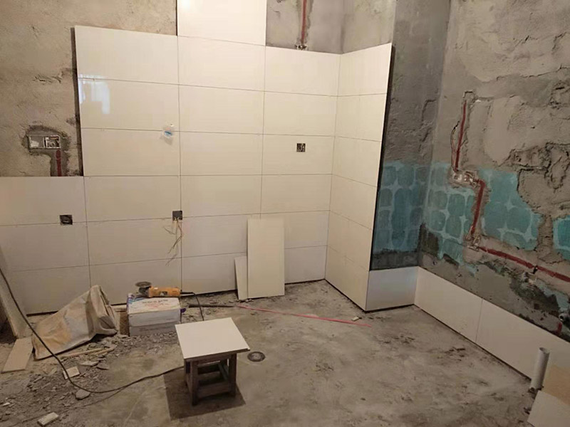 浴室墻面貼瓷磚：貼瓷磚之前先要用水浸泡瓷磚2小時左右。泡水的目的是為了讓瓷磚能事先吸飽水分，避免鋪貼之后吸走粘接材料中的水分，從而影響粘接的強度，浸水后記得用棉布擦去表面的水分晾干后才能進行鋪貼。鋪貼開始前還應吊垂線，來確定瓷磚的尺寸線，然后開始貼瓷磚，一般都是從門窗先開始，而且按由下而上，自左至右的順序進行。鋪貼的方法是先用水潤濕找平層，然后用鏟子將事先拌好的粘接材料抹在瓷磚背面，再將瓷磚貼在墻上即可，依次鋪貼平整就可以了。