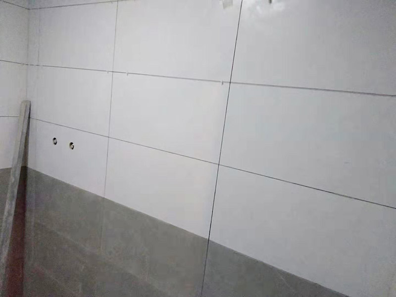 浴室墻面貼瓷磚：貼瓷磚之前先要用水浸泡瓷磚2小時左右。泡水的目的是為了讓瓷磚能事先吸飽水分，避免鋪貼之后吸走粘接材料中的水分，從而影響粘接的強度，浸水后記得用棉布擦去表面的水分晾干后才能進行鋪貼。鋪貼開始前還應吊垂線，來確定瓷磚的尺寸線，然后開始貼瓷磚，一般都是從門窗先開始，而且按由下而上，自左至右的順序進行。鋪貼的方法是先用水潤濕找平層，然后用鏟子將事先拌好的粘接材料抹在瓷磚背面，再將瓷磚貼在墻上即可，依次鋪貼平整就可以了。