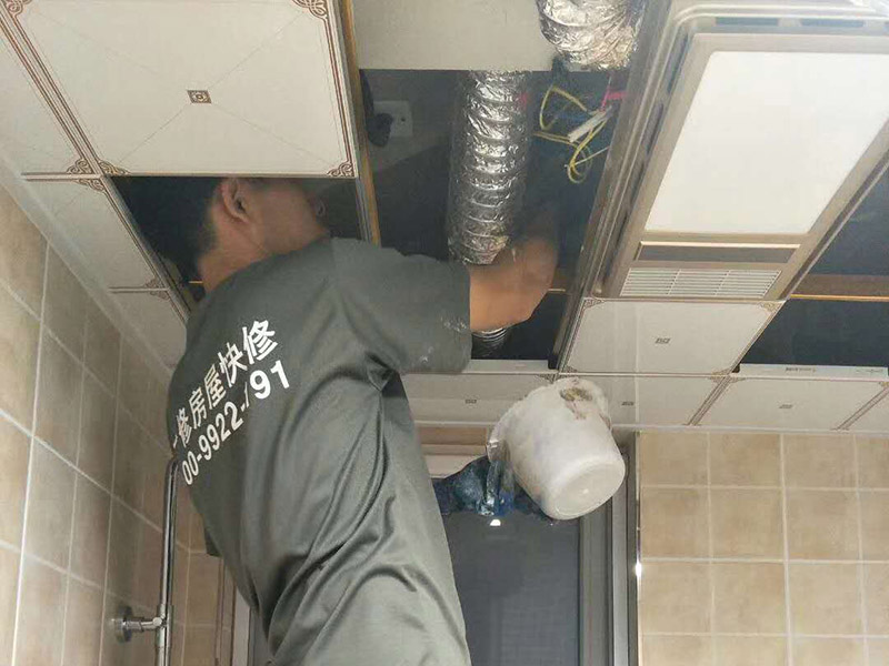 局部打孔安裝服務：實地測量，確定房間管道的分布、房間的高度、房間設施的位置及通風窗的位置等。 1、天花板的預處理，確定吊頂的安裝高度，中間夾層大于300mm，用水平管在四個墻角劃線，并用墨斗彈出水平線。 2、確定通風窗的位置，在墻上用電錘打出直徑100mm的圓形孔。 3、電線預埋，照明線路為2條，取暖器的線路為5條，為了能保證正常使用，可多預埋1～2條。 4、水管、煤氣管等管道的處理，檢查是否有漏水、漏電現象。