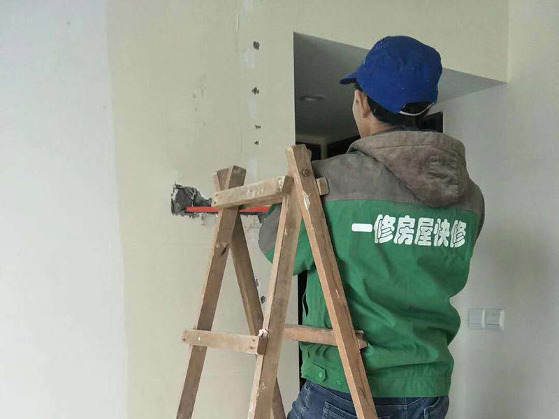 局部打孔安裝服務：實地測量，確定房間管道的分布、房間的高度、房間設施的位置及通風窗的位置等。 1、天花板的預處理，確定吊頂的安裝高度，中間夾層大于300mm，用水平管在四個墻角劃線，并用墨斗彈出水平線。 2、確定通風窗的位置，在墻上用電錘打出直徑100mm的圓形孔。 3、電線預埋，照明線路為2條，取暖器的線路為5條，為了能保證正常使用，可多預埋1～2條。 4、水管、煤氣管等管道的處理，檢查是否有漏水、漏電現象。