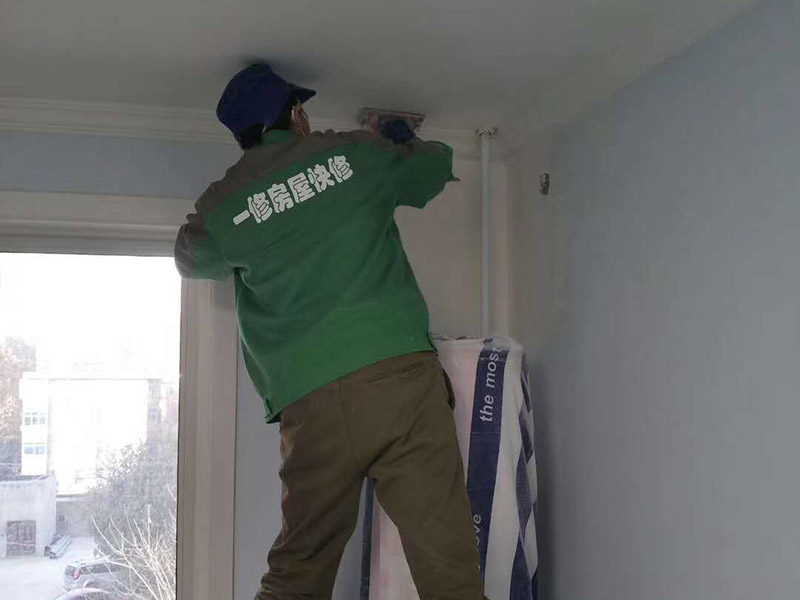 局部打孔安裝服務：實地測量，確定房間管道的分布、房間的高度、房間設施的位置及通風窗的位置等。 1、天花板的預處理，確定吊頂的安裝高度，中間夾層大于300mm，用水平管在四個墻角劃線，并用墨斗彈出水平線。 2、確定通風窗的位置，在墻上用電錘打出直徑100mm的圓形孔。 3、電線預埋，照明線路為2條，取暖器的線路為5條，為了能保證正常使用，可多預埋1～2條。 4、水管、煤氣管等管道的處理，檢查是否有漏水、漏電現象。