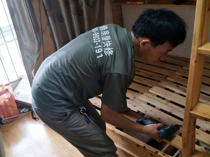 局部打孔安裝服務：實地測量，確定房間管道的分布、房間的高度、房間設施的位置及通風窗的位置等。 1、天花板的預處理，確定吊頂的安裝高度，中間夾層大于300mm，用水平管在四個墻角劃線，并用墨斗彈出水平線。 2、確定通風窗的位置，在墻上用電錘打出直徑100mm的圓形孔。 3、電線預埋，照明線路為2條，取暖器的線路為5條，為了能保證正常使用，可多預埋1～2條。 4、水管、煤氣管等管道的處理，檢查是否有漏水、漏電現象。