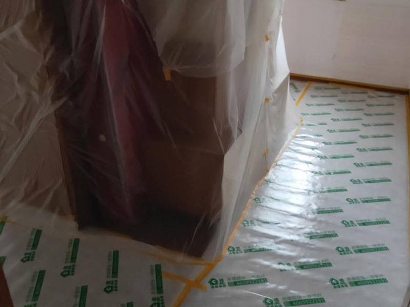 墻面翻新成品保護(hù)：各種裝修物料的進(jìn)場以及各種建筑裝修垃圾的清理，都會經(jīng)過入戶門，這些物品在搬運(yùn)的過程中，難免會和入戶門發(fā)生磕碰，造成入戶門的磕碰劃傷，所以，第一個(gè)需要做好成品保護(hù)的地方就是入戶門。地面瓷磚鋪貼完后，用成品保護(hù)膜覆蓋磚面，既可以防止裝修時(shí)的沙子磨傷地面，同時(shí)也能有效地防止油漆涂料等有色液體滴落磚面，造成地面污染。在進(jìn)行木門、櫥柜、家具等的相關(guān)的安裝或組裝的過程中，成品保護(hù)主要體現(xiàn)在兩個(gè)方面：一是原有的墻面、地面裝飾的保護(hù)，盡量避免因?yàn)檫@些安裝工程對已裝的部分造成破壞；二是安裝的物品本身的保護(hù)，注意不要在安裝過程中造成磕碰、劃傷等損傷。