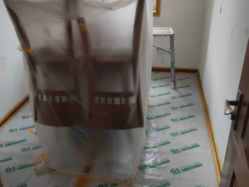 墻面翻新成品保護(hù)：各種裝修物料的進(jìn)場以及各種建筑裝修垃圾的清理，都會經(jīng)過入戶門，這些物品在搬運(yùn)的過程中，難免會和入戶門發(fā)生磕碰，造成入戶門的磕碰劃傷，所以，第一個(gè)需要做好成品保護(hù)的地方就是入戶門。地面瓷磚鋪貼完后，用成品保護(hù)膜覆蓋磚面，既可以防止裝修時(shí)的沙子磨傷地面，同時(shí)也能有效地防止油漆涂料等有色液體滴落磚面，造成地面污染。在進(jìn)行木門、櫥柜、家具等的相關(guān)的安裝或組裝的過程中，成品保護(hù)主要體現(xiàn)在兩個(gè)方面：一是原有的墻面、地面裝飾的保護(hù)，盡量避免因?yàn)檫@些安裝工程對已裝的部分造成破壞；二是安裝的物品本身的保護(hù)，注意不要在安裝過程中造成磕碰、劃傷等損傷。