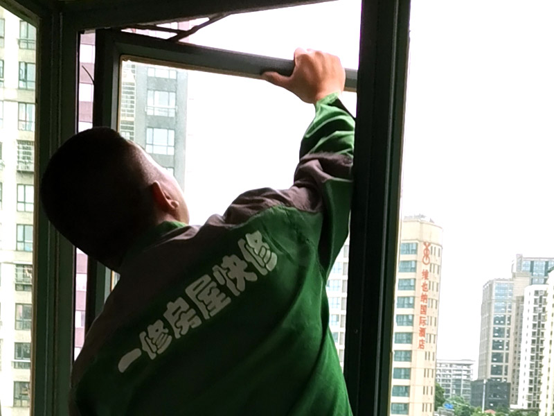 窗戶支架更換：1、測(cè)尺寸：封陽(yáng)臺(tái)前需要測(cè)量好尺寸，在安裝前，應(yīng)檢驗(yàn)窗戶尺寸與封陽(yáng)臺(tái)的洞口尺寸是否一致。 2、固定支架：安裝窗戶時(shí)，先把窗戶固定在洞口處，然后使用螺絲加塑料脹銷固定。 3、檢查是否安正：窗框和窗戶洞口連接好之后，需要檢查窗戶是否安裝正了。如果傾斜，需要使用吊錘安正。