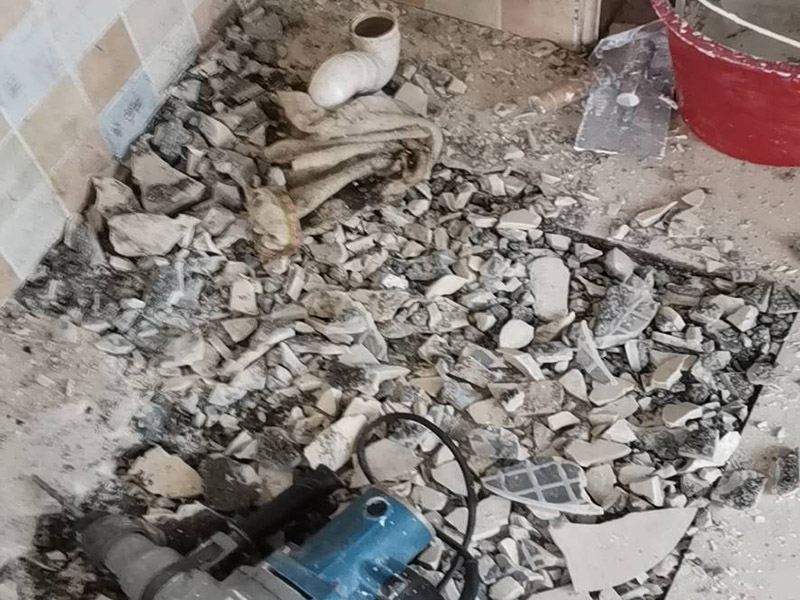 地磚拆除查漏水：1、 先找到主要的漏水點。首先把地板擦干，觀察出水的位置。 2、接著將出水點周圍的地板磚切掉，如果發現出水點，就可以將自來水總開關關閉，打開低位置的水龍頭，放干水管里的水。在漏水的那一段水管的前面撥開水管，給水管吹入濃煙，看哪里出煙，將之標記好位置。3、 如果沒有發現出水點，那只能把水管走向的地板磚全部拆除，發現出水點后繼續第二步驟。在修好水管之后重新貼相應地磚。或者重新布置水管，然后把漏水的管子廢掉不用。 4、建議最好找專業人員操作，以免造成不必要的損失。