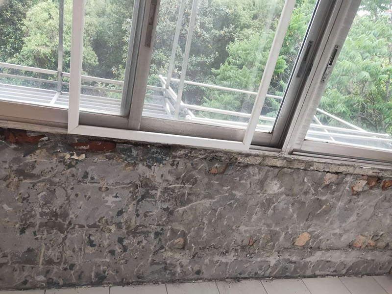 陽臺墻面基層鏟除：第一步：大檢查；鑒別方法是墻面灑水后，用鏟刀刮墻，很難鏟掉的應該是水泥墻面;很容易鏟掉的就是大白粉加膠水的“大白膩子”，由于其易受潮粉化并含有甲醛的工程膠水，需要鏟除。 第二步：封固層處理；首先，清除空鼓，用水浸濕墻面白粉層，鏟掉墻皮。第二，墻面輥刷界面劑清理浮灰，提高附著力。最后，用找平修補砂漿修補空鼓、線槽、孔洞，嵌縫石膏進行溝縫處理。 第三步：厚找平層處理；平整度好的毛坯墻(毛坯房交房規范平整度在±3毫米)就不需要用找平修補砂漿進行厚找平了，直接用耐水膩子或功能型生態膩子進行精找平就可以。 第四步：精找平層處理；厚找平層處理完后，就可以批刮