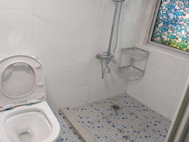 衛(wèi)生間防水裝修：在準備開始給衛(wèi)生間做防水之前，我們要先做好衛(wèi)生間的基層處理。其中具體的操作包括將衛(wèi)生間的衛(wèi)生給清潔干凈，把里面的建筑垃圾給運送出來，然后將衛(wèi)生間內(nèi)的灰塵什么的，也盡量打掃干凈一點！把衛(wèi)生間清理干凈后，我們還要去檢查一下衛(wèi)生間所有的進出水管道是否都做了密封，并且要保證密封的效果很好。做好基層處理后，我們就可以開始給衛(wèi)生間刷防水層了。