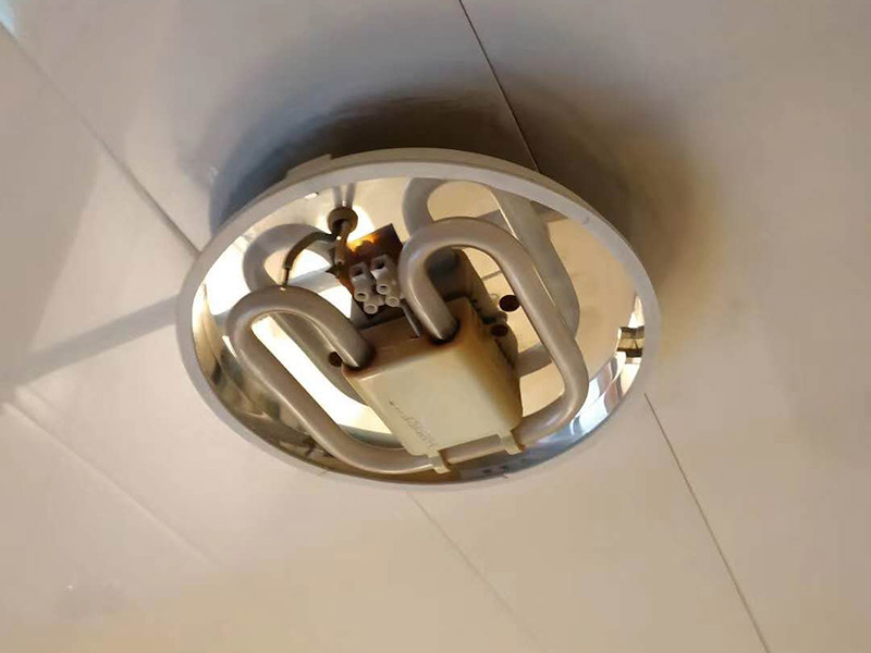 浴室燈維修：用吸盤把扣板吸下來，切忌用利器。照明旁邊的扣板可以輕松的被取了下來。然后取下照明燈的面板，無論是環形還是蝶形燈管，都可以用正常去燈管的方法去掉。把新入手的燈管按照卡子的方向一一卡上去，上電源插座。將燈罩按照之前的順序裝上。將剩下的面板按照拆下的順序再裝上，就完成了。