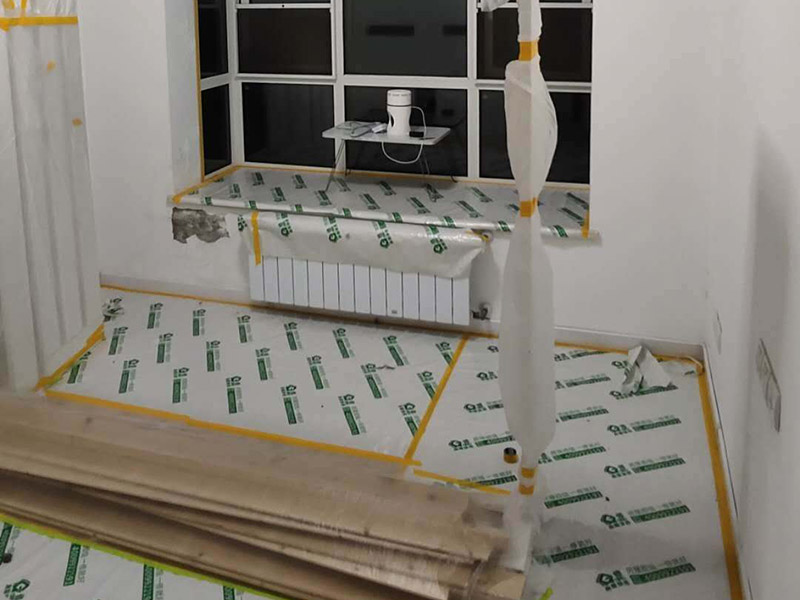 全屋翻新成品保護(hù)：成品保護(hù)的一般方法主要有：“蓋、遮、圍、堵、包、綁”。對(duì)于不同類型的物品，保護(hù)的方法是完全不同的。地面工程覆蓋保護(hù)，這類就是蓋。采取搭棚等措施對(duì)成品進(jìn)行遮護(hù)，就是遮。將有關(guān)排水、電氣等管道事先進(jìn)行封堵，防止雜物、泥土等堵塞孔道就是堵；對(duì)成品進(jìn)行有關(guān)包裹工作，如采用泡沫板、布條、設(shè)備包裝箱等就是包。