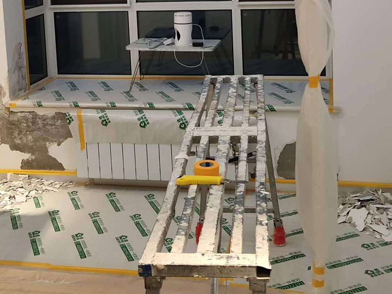 全屋翻新成品保護(hù)：成品保護(hù)的一般方法主要有：“蓋、遮、圍、堵、包、綁”。對(duì)于不同類型的物品，保護(hù)的方法是完全不同的。地面工程覆蓋保護(hù)，這類就是蓋。采取搭棚等措施對(duì)成品進(jìn)行遮護(hù)，就是遮。將有關(guān)排水、電氣等管道事先進(jìn)行封堵，防止雜物、泥土等堵塞孔道就是堵；對(duì)成品進(jìn)行有關(guān)包裹工作，如采用泡沫板、布條、設(shè)備包裝箱等就是包。