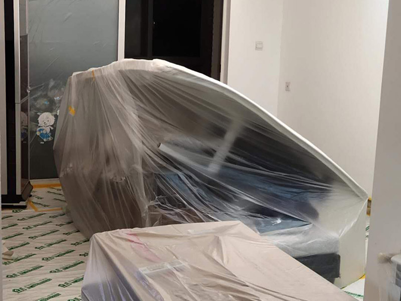 全屋翻新成品保護(hù)：成品保護(hù)的一般方法主要有：“蓋、遮、圍、堵、包、綁”。對(duì)于不同類型的物品，保護(hù)的方法是完全不同的。地面工程覆蓋保護(hù)，這類就是蓋。采取搭棚等措施對(duì)成品進(jìn)行遮護(hù)，就是遮。將有關(guān)排水、電氣等管道事先進(jìn)行封堵，防止雜物、泥土等堵塞孔道就是堵；對(duì)成品進(jìn)行有關(guān)包裹工作，如采用泡沫板、布條、設(shè)備包裝箱等就是包。