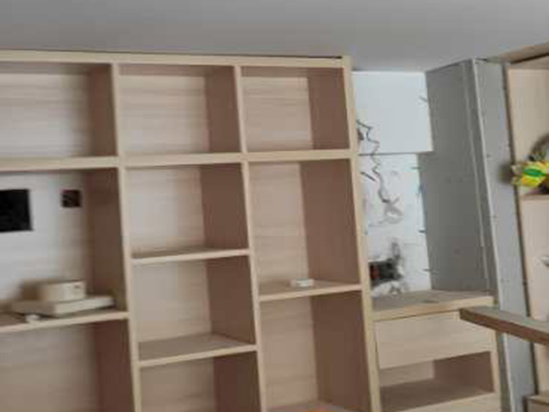 全屋柜體瓷磚安裝：瓷磚櫥柜的底座：一般為10-15厘米左右，可以用實(shí)體磚在地面上擺，然后把瓷磚放在實(shí)體磚上，注意在瓷磚邊緣貼上鑲邊兒，然后砌水泥，水泥砌到鑲邊兒的上沿就可以了，再鋪上一層瓷磚，注意瓷磚的表面朝上，這就是櫥柜的柜底。 櫥柜地柜高度：櫥柜地柜的高度（含臺面）在80cm左右比較合適。 常見的調(diào)整腳高度為10cm，臺面高度為4cm。 柜體高度一般為65cm，略高一些為71.5cm。 櫥柜高度=調(diào)整腳+柜體+臺面。 