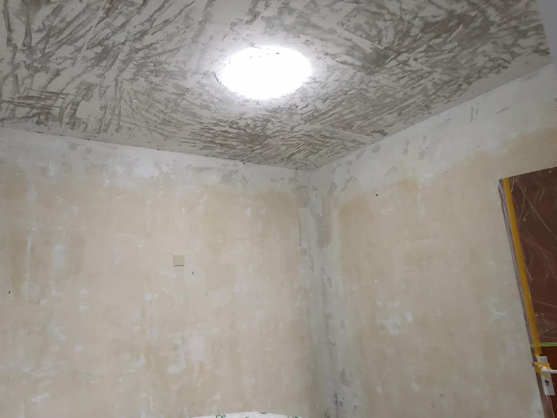 全屋墻面鏟除翻新：舊墻面在翻新前一定要做墻面基底處理，粉化嚴重的要全部鏟除，鏟除后抹上一層白水泥，原來墻面過于光滑、刷過油漆的鏟除后還要做打磨處理，把粘結不牢的表皮去掉，便于新涂料和墻體粘結。墻面底漆的作用是抗堿防潮、封固基材、保護面漆，提高面漆的質感和遮蓋力，對于老房翻新，墻面一定要做底漆，如果沒有刷底漆就直接上面漆的話，時間一長墻面容易起泡、發霉，太陽照曬時間長了也容易變色。已經上好面漆的墻面要修補會比較麻煩，容易產生色差，材料的使用時間不同，質量也難以保證，很難達到理想效果。 所以墻面的修補最好是整塊墻面，或是盡可能地選擇較大面積進行修補，這樣可以盡量避免產生色差，修補后的質量也更好。