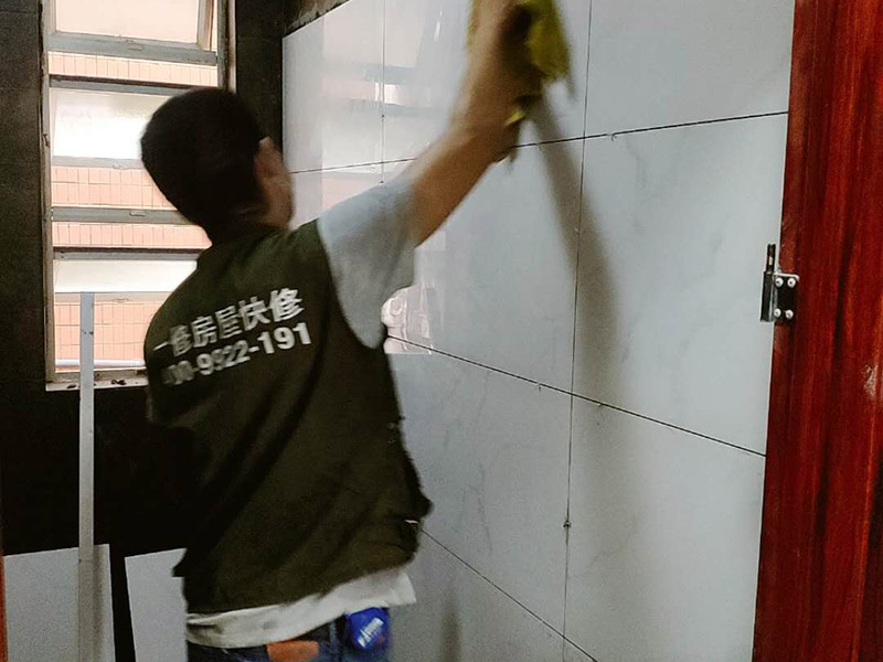 衛生間裝修改造：由于衛生間的用水量大，因此施工的第一步，我們需要對水電進行布局和改造。衛生間的水電改造包括浴霸采暖、水管的入墻處理等。我們在進行水電改造前，要先明確衛生間里需要安裝的衛浴設備及其安裝的位置，然后預留好相關的插座，以防后期需要添加電器，方便使用。水電改造必須按照嚴格的施工標準來操作，以免影響到衛生間的正常使用。其次，我們要做好衛生間的防水工程，一般來說，它的地面防水是需要做兩遍，其防水層要高出地面大概250mm左右。然后我們在做好保護層，處理好地面防水之后，衛生間的墻面也需要做好相應的防水工程。需要注意的是衛生間的墻面防水層最好做到頂，防水工程做好之后，一定不要忘了做24小時閉水試驗。
