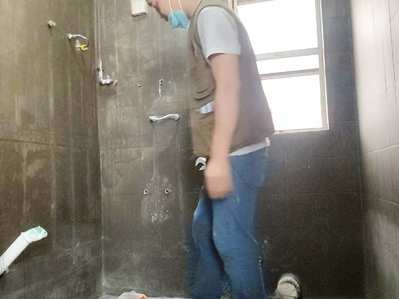 衛生間裝修改造：由于衛生間的用水量大，因此施工的第一步，我們需要對水電進行布局和改造。衛生間的水電改造包括浴霸采暖、水管的入墻處理等。我們在進行水電改造前，要先明確衛生間里需要安裝的衛浴設備及其安裝的位置，然后預留好相關的插座，以防后期需要添加電器，方便使用。水電改造必須按照嚴格的施工標準來操作，以免影響到衛生間的正常使用。其次，我們要做好衛生間的防水工程，一般來說，它的地面防水是需要做兩遍，其防水層要高出地面大概250mm左右。然后我們在做好保護層，處理好地面防水之后，衛生間的墻面也需要做好相應的防水工程。需要注意的是衛生間的墻面防水層最好做到頂，防水工程做好之后，一定不要忘了做24小時閉水試驗。