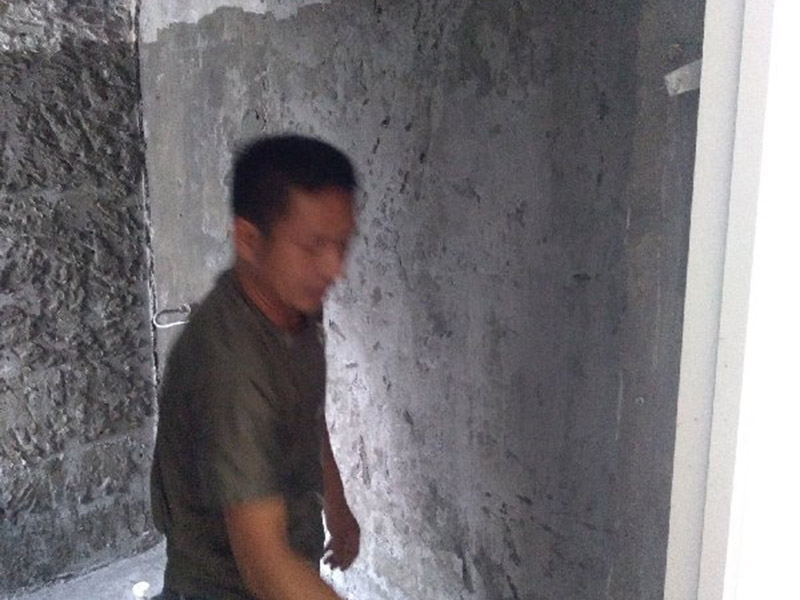 衛生間裝修改造：由于衛生間的用水量大，因此施工的第一步，我們需要對水電進行布局和改造。衛生間的水電改造包括浴霸采暖、水管的入墻處理等。我們在進行水電改造前，要先明確衛生間里需要安裝的衛浴設備及其安裝的位置，然后預留好相關的插座，以防后期需要添加電器，方便使用。水電改造必須按照嚴格的施工標準來操作，以免影響到衛生間的正常使用。其次，我們要做好衛生間的防水工程，一般來說，它的地面防水是需要做兩遍，其防水層要高出地面大概250mm左右。然后我們在做好保護層，處理好地面防水之后，衛生間的墻面也需要做好相應的防水工程。需要注意的是衛生間的墻面防水層最好做到頂，防水工程做好之后，一定不要忘了做24小時閉水試驗。