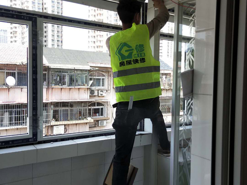 陽臺窗戶安裝：1、測尺寸，在使用鋁合bai金窗時，封陽臺前應準確du地測量陽臺封閉面的尺zhi寸，在施工現場外按尺寸加工dao制作窗戶框、玻璃，運抵施工現場。在安裝前，應檢驗窗戶尺寸與封陽臺的洞口尺寸是否一致。 2、固定支架，用固定片固定，窗戶安裝前應先清理陽臺洞口的基層，要求將窗戶緊靠墻體的基層材料清除，并在固定點打孔，預設膨脹螺栓或塑料脹銷，以便固定窗體。安裝窗戶時，應首先將窗戶穩坐在洞口處，固定其位置，用螺絲加塑料脹銷固定。 3、檢查是否安正，窗框與窗戶洞口連接好后，應該檢查窗戶是否安裝正了。若窗戶安裝不正，使用一段時間后可能會出現窗戶越來越歪的情況。如果是常規的矩形窗戶，可以直接量窗戶的對角線(左下角和右上角、左上角和右下角)，兩根線長度需一致;如果是圓弧型窗戶，需要使用水平尺，尺上的氣泡在中間表明窗戶是正的;如果是傾斜的窗戶，則需要使用吊錘。 4、打發泡膠，窗戶調整完后，就需要打發泡膠，填充窗框與墻之間的縫隙。待發泡膠固化后(一般需要2-3小時，冬天需要的時間更長)，將多余的發泡膠切割掉。