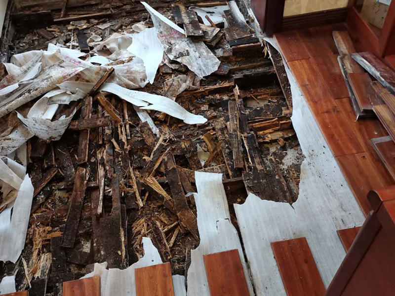 舊地板拆除現(xiàn)場：1：復(fù)合木地板拆除工藝比較簡單，清除房間的家具后，使用平口螺絲刀將踢腳線撬開，再沿著踢腳線邊緣將墻角的地板撬開并拆除，這塊地板可能會破損，但是其他地板就可以完整拆除了，帶有鎖扣結(jié)構(gòu)的復(fù)合木地板要順應(yīng)地板的長邊抽出，這樣會比較輕松。拆除后的復(fù)合木地板沒有保留價(jià)值，一般都要清運(yùn)出場最后將鋪至地板下防潮氈揭開，底層可能會有潮濕，這時(shí)要開窗通風(fēng)，待地面完全工燥后再鋪設(shè)新地板。 2：實(shí)木地板的拆除工藝比較復(fù)雜，拆除踢腳線后仍從墻角邊緣開始，使用起釘錘將木地板撬起抽出，由于實(shí)木地板安裝在木龍骨上，撬起時(shí)會有一定的彈性，施工難度較大，但是不能使用切割機(jī)，因?yàn)榍懈顧C(jī)容易破壞地面和固定木龍骨的膨脹螺栓而產(chǎn)生火花。實(shí)木地板拆除時(shí)盡量保持地板的完整性。