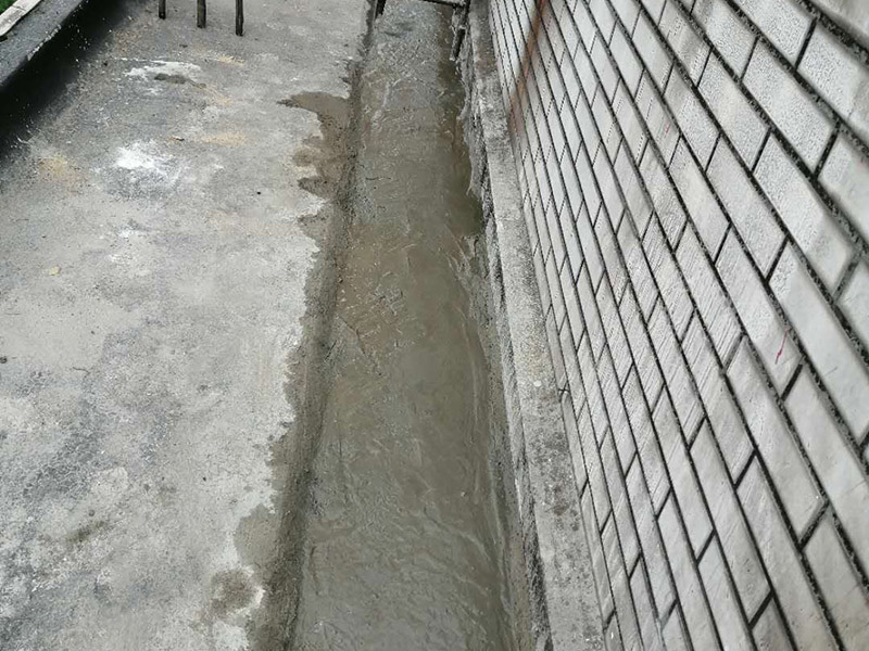 露臺防水維修：陽臺防水層由于暴露在大自然中，受到炎熱日光的暴曬，狂風的吹襲，雨雪的侵蝕，嚴寒酷暑的溫度折磨，沒有優良的性能和良好的保護措施，難以達到要求的耐久年限。所以應選擇抗拉強度高、延伸率大、耐老化好的防水材料。 在大雨天和臺風時，當雨量大于地漏的排水能力時，就有可能陽臺地面形成積水，當水量太大時，就有可能漫過推拉門的防水框從而進入室內。因此，在選擇陽臺地漏的時候，較好選擇排水量較大，排水順暢的地漏。 未封閉的陽臺遇到暴雨會大量進水，為避免雨水泛入室內，所以地面裝修時要考慮水平傾斜度，保證水能流向排水孔，不能讓水對著房間流。陽臺地面應低于室內樓層地面30——60毫米，向排水方向作平緩斜坡，外緣設擋水邊坎，將水導入雨水管排出。