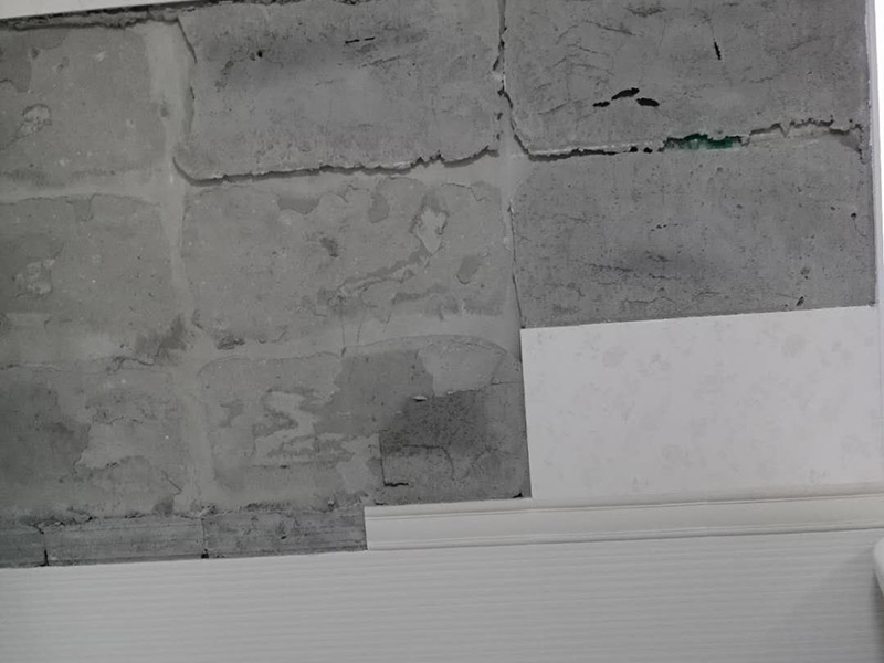 瓷磚局部修補：墻地面的瓷磚出現少量的局部空鼓，如在不影響櫥柜、鏡柜、花灑和熱水器等家具家電安裝穩固的情況下，可以不予處理，但若是對安裝和日常生活造成影響，建議把這局部的瓷磚敲掉重新鋪貼。 建議拆下來重新鋪貼，此時鋪貼使用的粘合劑尤為重要，若瓷磚面積較小，可以用益膠泥，它比水泥粘著性更強;單塊瓷磚粘貼在平坦平面上，可以使用瓷磚膠/瓷磚粘貼劑，若是小面積范圍的多片瓷磚，建議使用益膠泥比使用水泥更為恰當。 若沙漿連同瓷磚一起掉落，要先在原基礎面上輕輕鑿些毛坑后，再拌有107膠的沙漿重新鑲貼，在基礎面上刷一層后將脫落的瓷磚壓上去，直至沙漿硬化。需要注意的是，若瓷磚僅是局部脫落，千萬不可用力敲打基礎面上的沙漿，以防震松周圍原本牢固的瓷磚。