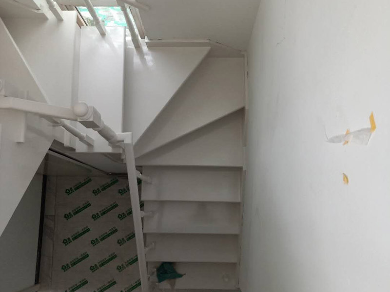 樓梯改色維修：木樓梯刷漆流程也是比較簡單的,我覺得還是很不錯的,先用砂布打磨一遍,然后清除灰塵、刷底漆、打磨、刷面漆。每刷一遍漆以后,都要用砂布打磨,最后的一遍油漆不要打磨的。