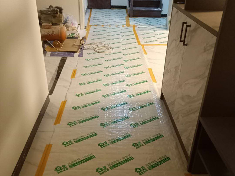 樓梯改色維修：木樓梯刷漆流程也是比較簡單的,我覺得還是很不錯的,先用砂布打磨一遍,然后清除灰塵、刷底漆、打磨、刷面漆。每刷一遍漆以后,都要用砂布打磨,最后的一遍油漆不要打磨的。 清水的(也就是能看見木紋的)就比較難辦了,要重新打磨掉再重做油漆的. 如果是渾水的,那可能好辦些,在上面再做一次顏色較淺的就行了. 因為油漆從淺色改深色要容易些,從深色改淺色要麻煩得多.