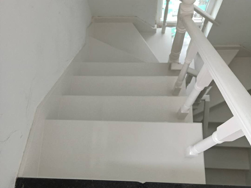 樓梯改色維修：木樓梯刷漆流程也是比較簡單的,我覺得還是很不錯的,先用砂布打磨一遍,然后清除灰塵、刷底漆、打磨、刷面漆。每刷一遍漆以后,都要用砂布打磨,最后的一遍油漆不要打磨的。 清水的(也就是能看見木紋的)就比較難辦了,要重新打磨掉再重做油漆的. 如果是渾水的,那可能好辦些,在上面再做一次顏色較淺的就行了. 因為油漆從淺色改深色要容易些,從深色改淺色要麻煩得多.