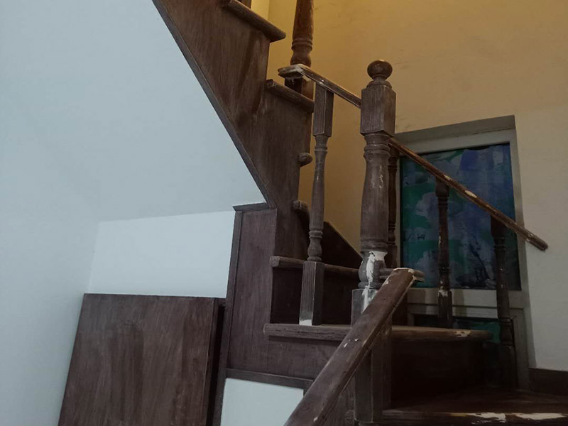 樓梯改色維修：木樓梯刷漆流程也是比較簡單的,我覺得還是很不錯的,先用砂布打磨一遍,然后清除灰塵、刷底漆、打磨、刷面漆。每刷一遍漆以后,都要用砂布打磨,最后的一遍油漆不要打磨的。 清水的(也就是能看見木紋的)就比較難辦了,要重新打磨掉再重做油漆的. 如果是渾水的,那可能好辦些,在上面再做一次顏色較淺的就行了. 因為油漆從淺色改深色要容易些,從深色改淺色要麻煩得多.