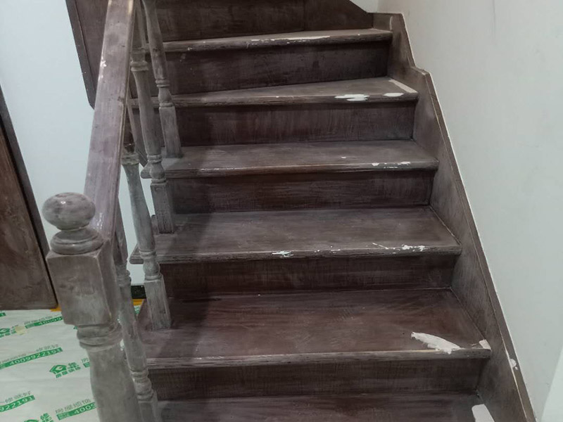 樓梯改色維修：木樓梯刷漆流程也是比較簡單的,我覺得還是很不錯的,先用砂布打磨一遍,然后清除灰塵、刷底漆、打磨、刷面漆。每刷一遍漆以后,都要用砂布打磨,最后的一遍油漆不要打磨的。 清水的(也就是能看見木紋的)就比較難辦了,要重新打磨掉再重做油漆的. 如果是渾水的,那可能好辦些,在上面再做一次顏色較淺的就行了. 因為油漆從淺色改深色要容易些,從深色改淺色要麻煩得多.