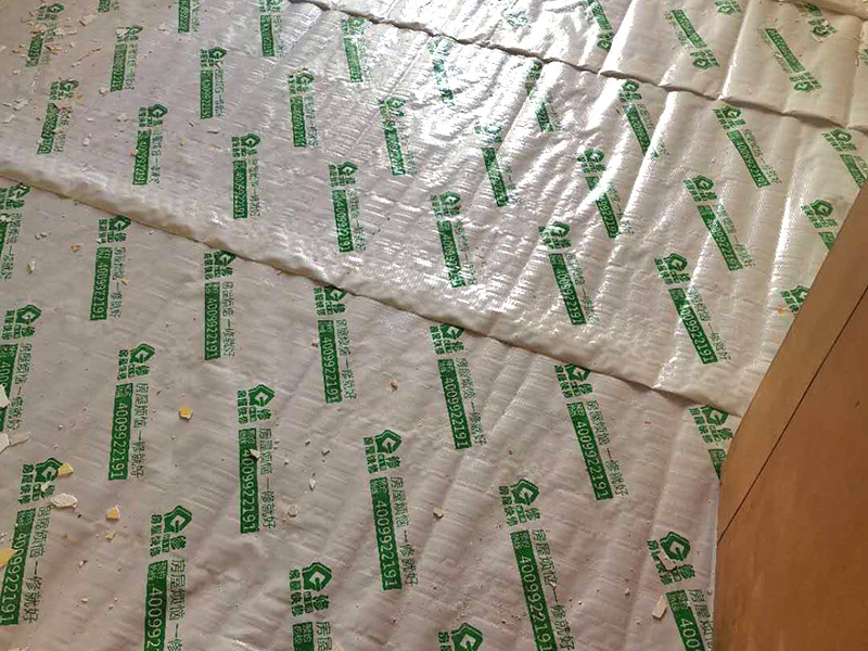 墻面翻新地板保護：舊墻面在翻新前一定要做墻面基底處理，粉化嚴重的要全部鏟除，鏟除后抹上一層白水泥，原來墻面過于光滑、刷過油漆的鏟除后還要做打磨處理，把粘結不牢的表皮去掉，便于新涂料和墻體粘結。墻面底漆的作用是抗堿防潮、封固基材、保護面漆，提高面漆的質感和遮蓋力，對于老房翻新，墻面一定要做底漆，如果沒有刷底漆就直接上面漆的話，時間一長墻面容易起泡、發霉，太陽照曬時間長了也容易變色。墻面色差是修補墻面時需要盡量避免的，為此，應該注意按照油漆桶的說明配比、涂刷，最好估算好用量，一次準備足夠的量，這樣能保證墻面顏色一致，也能避免用量不足重新調配出來的顏色有差異。