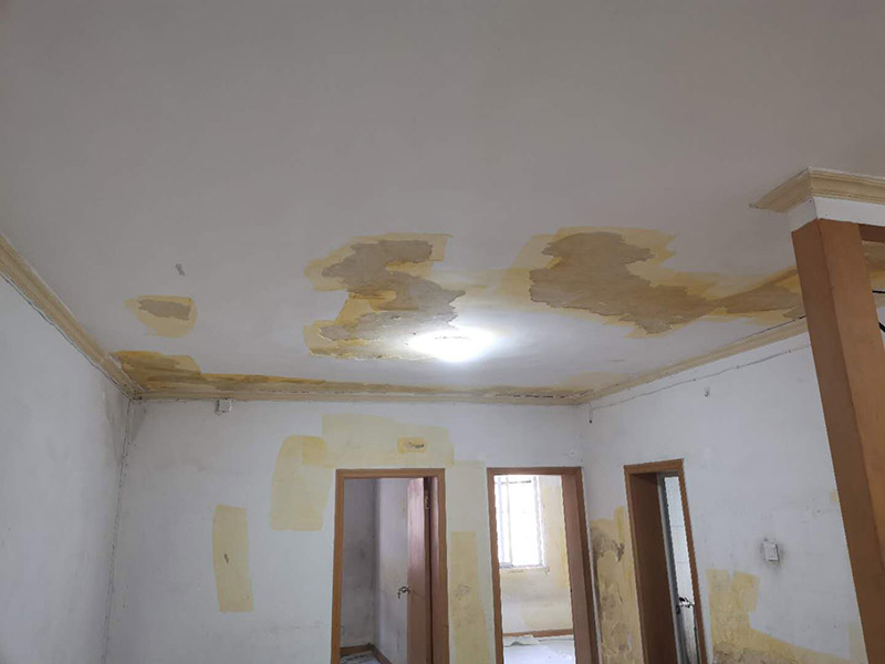 墻面翻新地板保護：舊墻面在翻新前一定要做墻面基底處理，粉化嚴重的要全部鏟除，鏟除后抹上一層白水泥，原來墻面過于光滑、刷過油漆的鏟除后還要做打磨處理，把粘結不牢的表皮去掉，便于新涂料和墻體粘結。墻面底漆的作用是抗堿防潮、封固基材、保護面漆，提高面漆的質感和遮蓋力，對于老房翻新，墻面一定要做底漆，如果沒有刷底漆就直接上面漆的話，時間一長墻面容易起泡、發霉，太陽照曬時間長了也容易變色。墻面色差是修補墻面時需要盡量避免的，為此，應該注意按照油漆桶的說明配比、涂刷，最好估算好用量，一次準備足夠的量，這樣能保證墻面顏色一致，也能避免用量不足重新調配出來的顏色有差異。