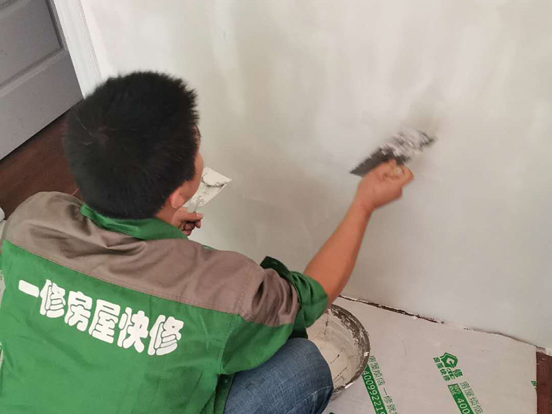 墻面刮膩子找平:第一遍刮石膏粉，好處是干得快，尤其是陰雨潮濕的天氣施工就更顯現其優點。石膏硬度好，附著力好干了不容易開裂收縮，填充力好，能堵住墻體上小 眼眼，干了后就不能再出現小眼眼了。而用膩子補干了后收縮又能看見小眼眼，如果補太厚了干得又慢，所以第一遍一定要刮石膏，要用全膠水。 第二遍，刮膩子，這一遍刮的重點就是找平，由于墻體不是那么平整和直順，因而就需要刮膩子來找平和找直，陽角一定要拿3米左右長的鋁合金靠尺做靠尺校直， 陰角一定需要用校直，這樣就能看見棱是棱角是角，效果就很好了。等干透了就打磨一遍，這個要求不需要太高，但必須等干了以后才能上第三遍膩子。