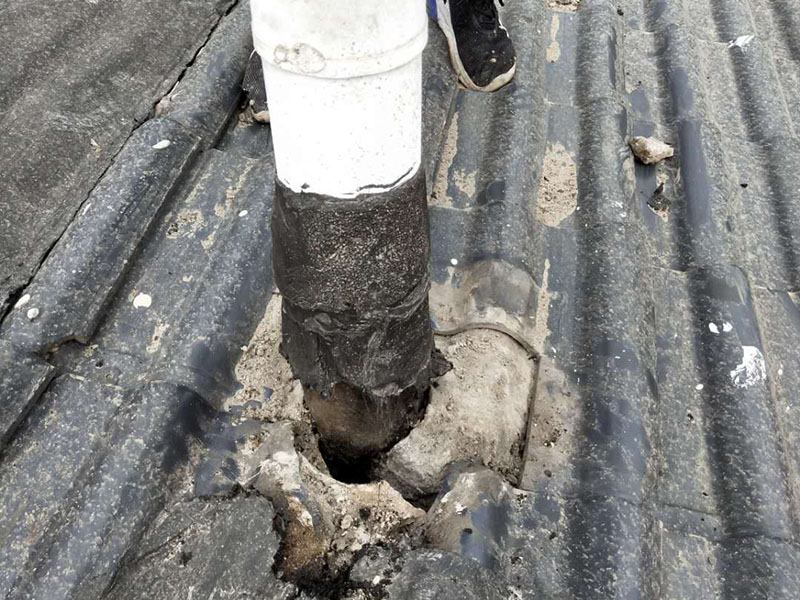 屋頂管道防水維修：1.清洗原地面,待干;2.做防水層。用材不是重要的,市面上的正品材料都是好的,關鍵是做工,邊邊角角、凹凹凸凸、細縫小孔等一點都不能馬虎。若是液體材料,至少做三遍;3.封水泥沙漿,約5cm厚,保護防水層。