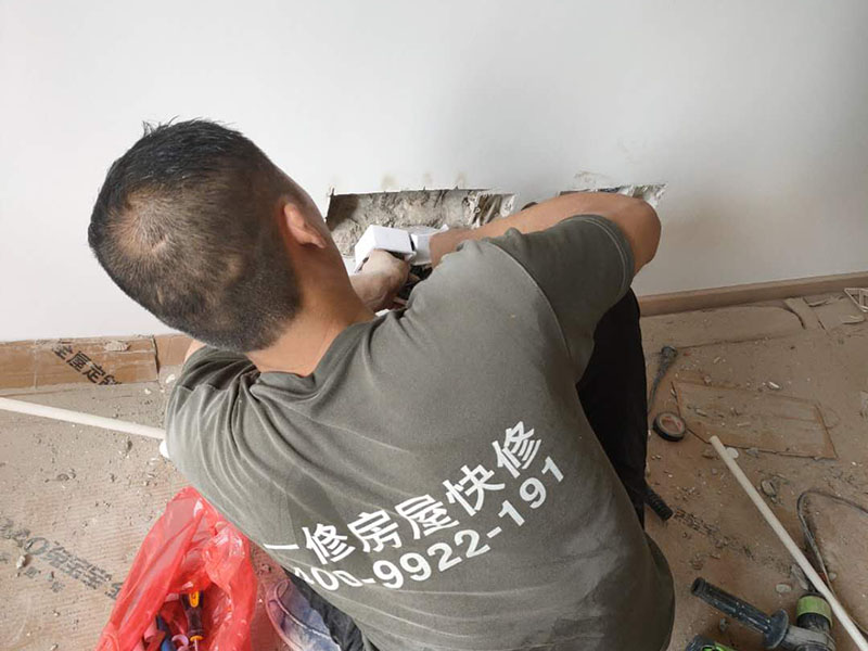 插座面板安裝:1.首先插座的導線安裝上需要注意，電源導線需要使用銅線橫截面，布線時一定要遵循“火線進開關，零線進燈頭”的原則，還要在插座上設漏電保護裝置。 2.先確定好各個插座需要安裝的位置，在日后電器使用來決定。一般明裝距離地面最好不低于1.8米，暗裝距離地面不低于 0.3米，廚房和衛生間的插座應在1.5米以上，空調插座至少要在2米以上。 3.臥室床頭多做二插，廚衛多做三插。 4.要是日后是用來使用空調、冰箱、抽油煙機等大功率電器，那么就需要使用獨立插座，超負荷運行，易引起火災。三孔插座的地線一定要接，不可以讓之形同虛設，不然一旦漏電，會導致觸電。多設幾個回路，防止一個短路全房間用電癱瘓。 5.需要暗裝用插座外盒框畫出框架，然后按照畫出的框架線挖坑，深度與插座厚度相當。