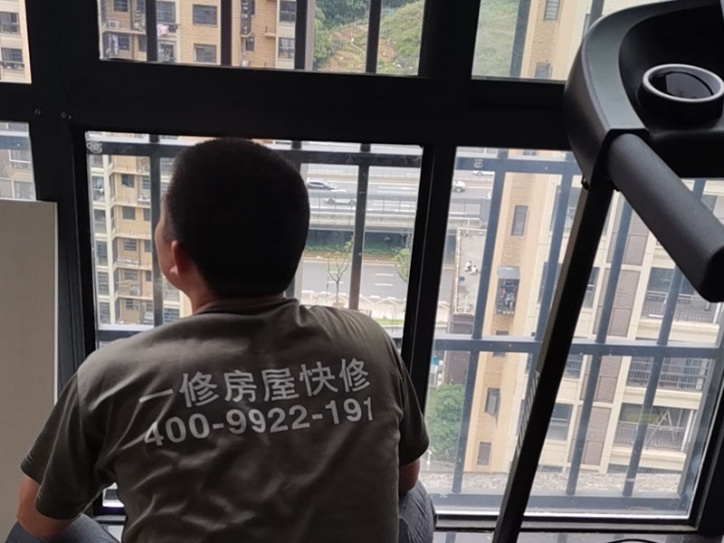 鋼化玻璃更換：鋼化玻璃門若是不符合安裝尺寸，再返工就非常麻煩，因此在開始測量的時候就要做到準確。用玻璃吸盤先把玻璃板西經，玻璃就位。將玻璃板上部插入門框里的限位槽，再把玻璃板的下部安放于底托飾面的對口縫內。玻璃板固定好厚，在頂部的限位槽與底托的固定處，和玻璃板與框柱的對縫位置等注膠封口。門扇高度確定以后，在玻璃板與進出橫檔內的兩側空隙處，同時通過兩邊插入小木條，輕敲穩實，在小木條、門扇玻璃與橫檔之間形成的縫隙里注入玻璃膠，再用以上方法處理殘跡。
