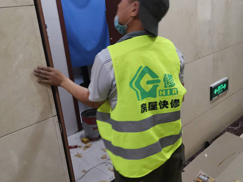 門框安裝維修：1.套裝門的門框和門扇的關系也許消費者一致認為只要套裝門門扇好就可以了，但是卻疏忽了套裝門的門框質量，所以安裝入室門框必須注意門框和門扇的質量。 2.門框一定要吃釘，它的握釘力強，這樣門扇不易脫落。 3.門框的防水性很關鍵，尤其是衛生間的門，實木套裝門框一旦受潮，它的表面就會發黑，膨脹，掉皮，開裂，有時還會造成炸劈現象。