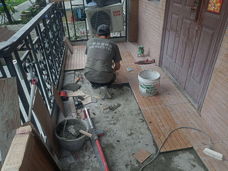 入戶門地磚鋪貼：要在地面刷一遍水泥和水比例為0.4—0.5的素水泥水。然后鋪上1：3的砂漿，砂漿要干濕適度，標(biāo)準(zhǔn)是“手握成團(tuán)，落地開花”，砂漿攤開鋪平把地磚鋪在砂漿上，用橡皮錘敲打結(jié)實(shí)和第一塊基準(zhǔn)磚平齊。敲打結(jié)實(shí)后，拿起瓷磚，看砂漿是否有欠漿或不平整的地方，撒上砂漿補(bǔ)充填實(shí)。第二次把瓷磚鋪上，敲打結(jié)實(shí)至和基準(zhǔn)磚平齊。檢查地面砂漿是否已經(jīng)飽滿，有沒有縫隙，如果已經(jīng)飽滿和平整，在瓷磚上均勻地涂抹一層素水泥漿。用刮刀從磚縫中間劃一道，保證磚與磚之間要有一定的、均勻的縫隙，防止熱脹冷縮對(duì)磚造成損壞，用刮刀在兩塊磚上縱向來回劃拉，檢查兩塊磚是否平齊。